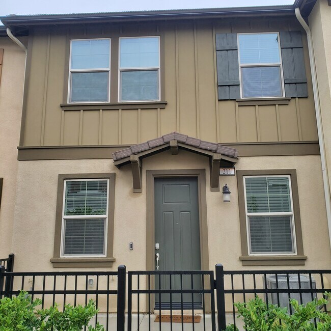 16502 Casa Grande Ave Unit 211, Fontana, CA 92336 Condo for Rent in