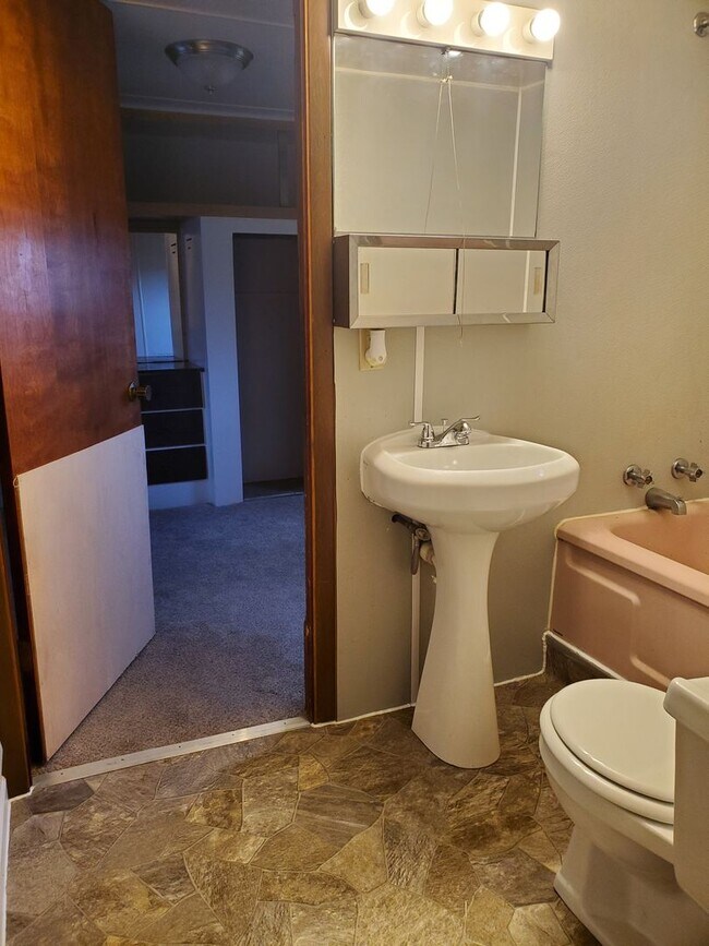 Building Photo - Move in ready 1 Bed 1 Bath