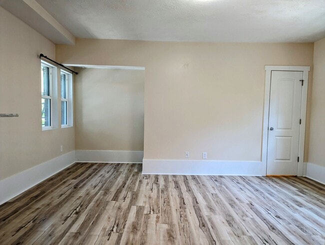 Building Photo - Beautiful studio Apartment in the heart of...