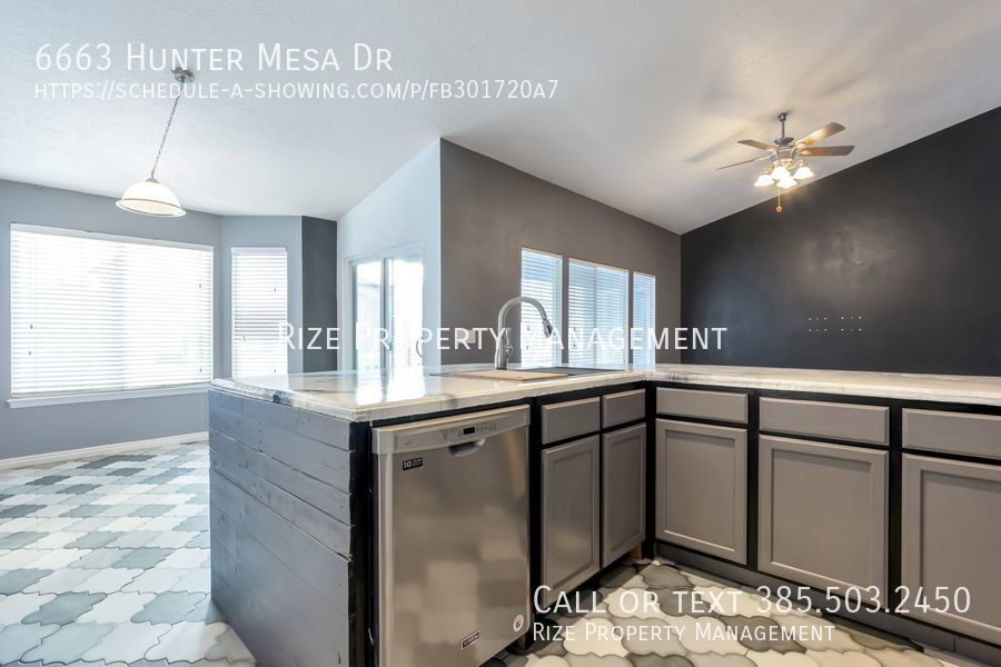 Primary Photo - Blending Relaxation & Sophistication to Cr...