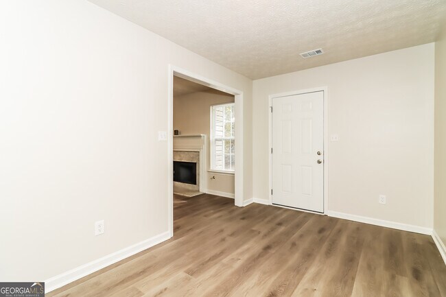 Foto del edificio - 129 Rosewood Dr