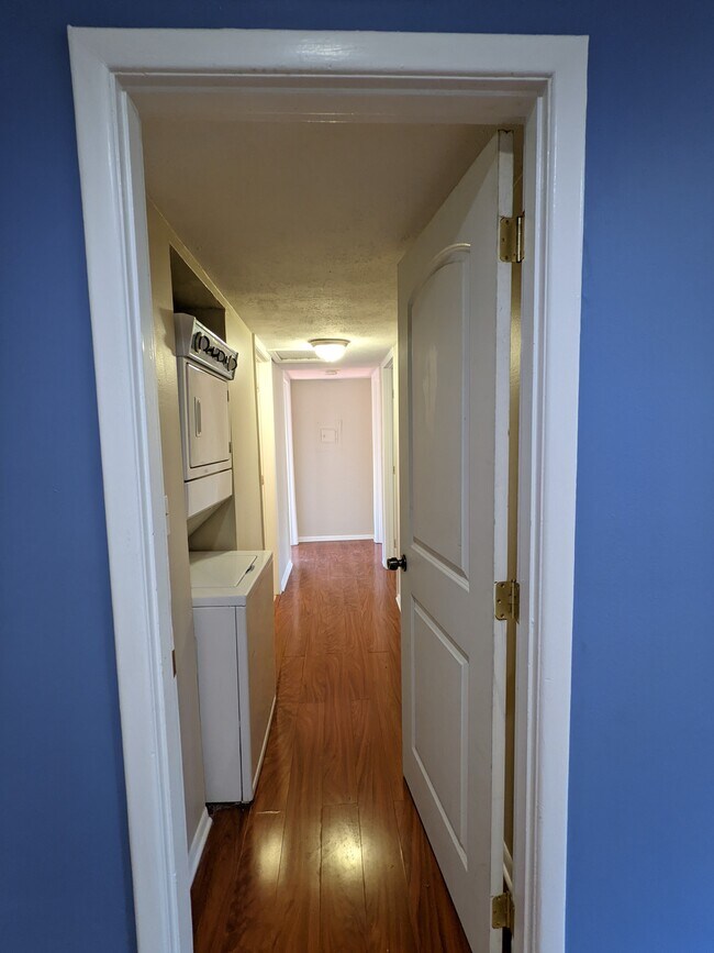 Building Photo - 115 Biscayne Dr NW