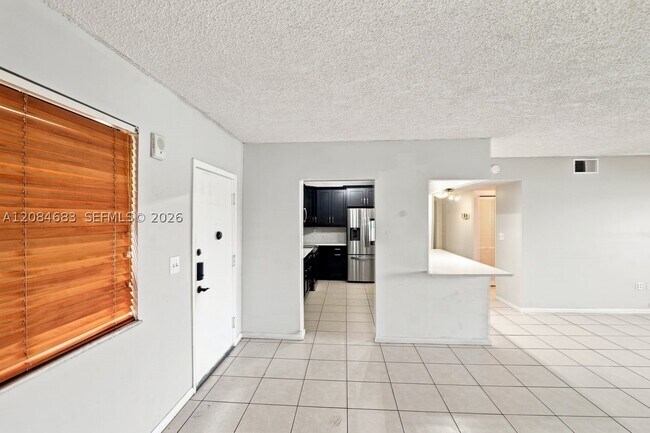 Foto del edificio - 471 Ives Dairy Rd