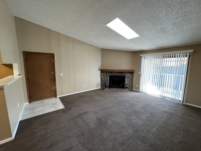 Building Photo - 902 S Walden St