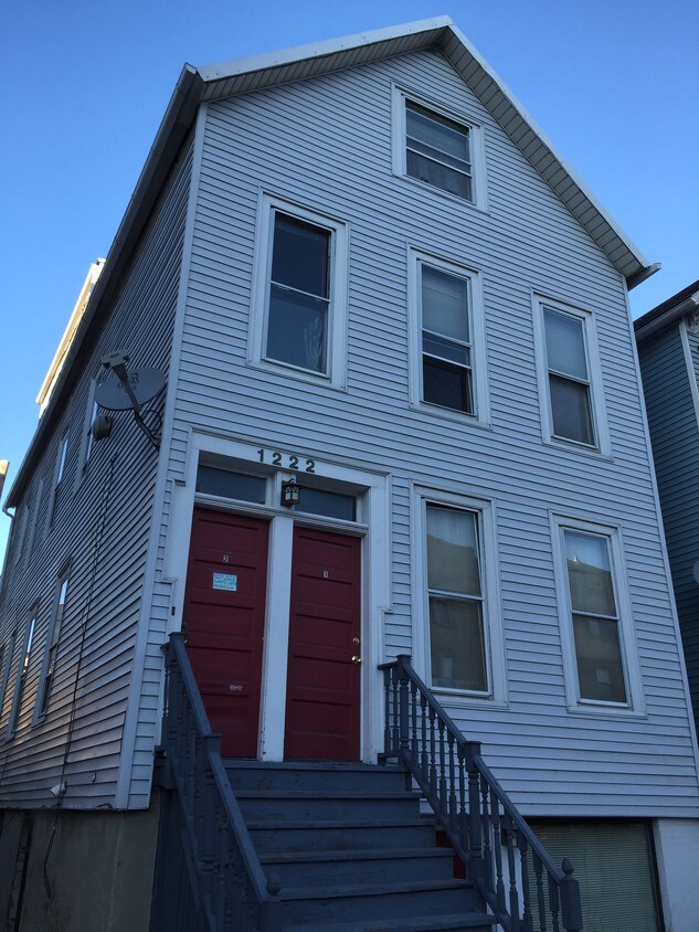 Primary Photo - 1222 W Diversey Pkwy