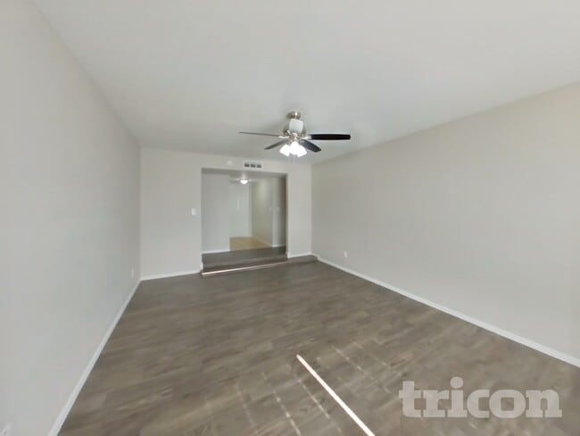 Building Photo - 4901 W Dahlia Dr