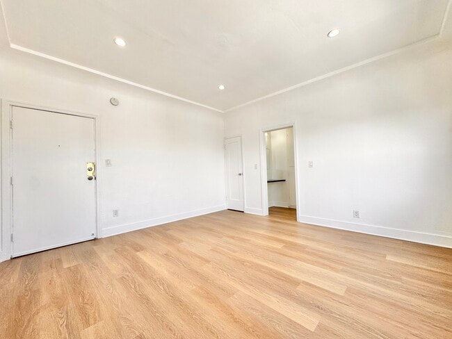 Building Photo - 4811 Melrose Ave