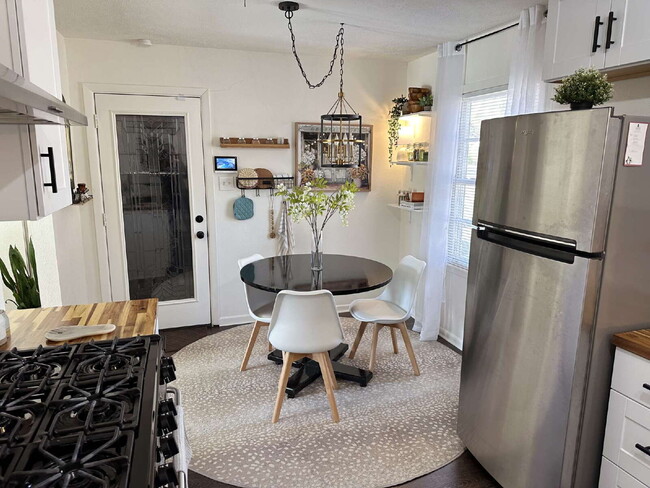 Foto del edificio - "Adorable 3-Bed Home with Modern Updates, Classic Charm and a Spacious Backyard Retreat!"