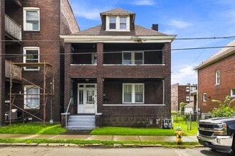 Building Photo - 400 Center St