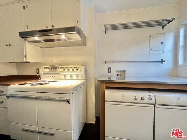 Foto del edificio - 5205 Village Green