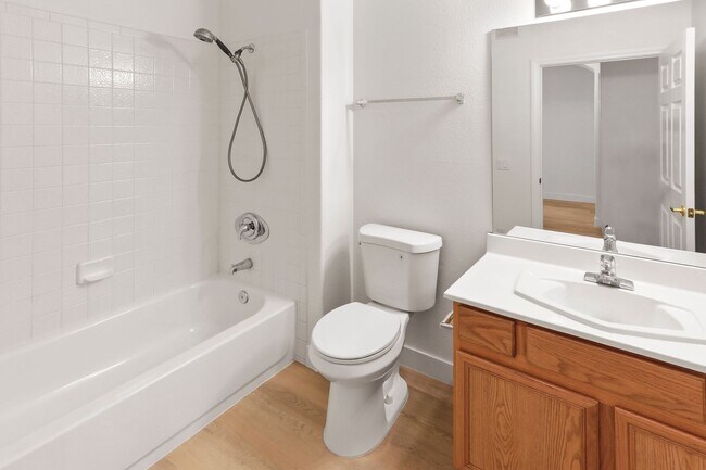 Building Photo - Beautiful 2 Bedroom Townhome In the Desirable Gated Terraces Of Seven Hills