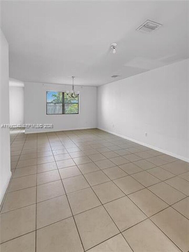 Building Photo - 709 SE 35 Ave
