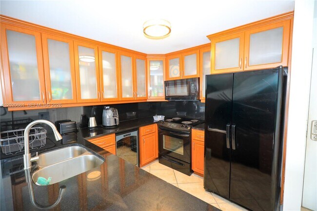 Foto del edificio - 600 NE 36th St