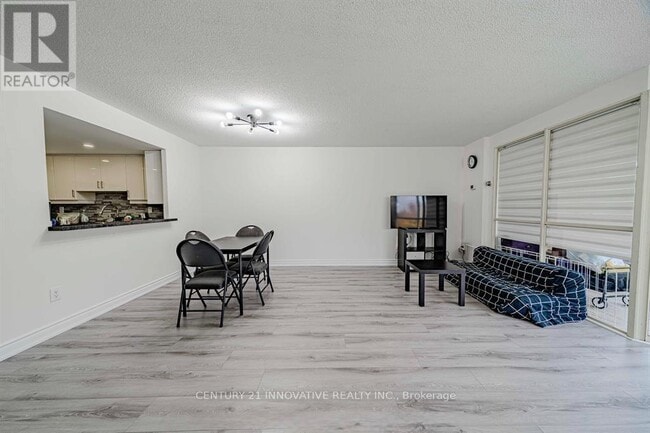 Building Photo - 5 Weldrick Rd W