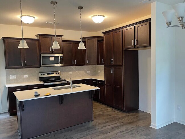 Foto del edificio - Room in House on Mariners Ct