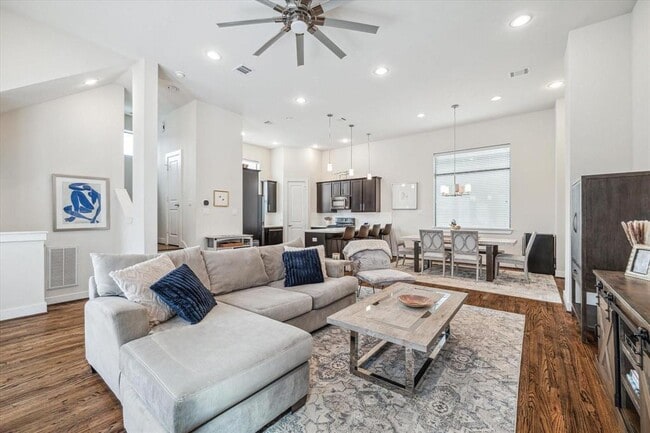 Building Photo - 1044 W 15th 1/2 St