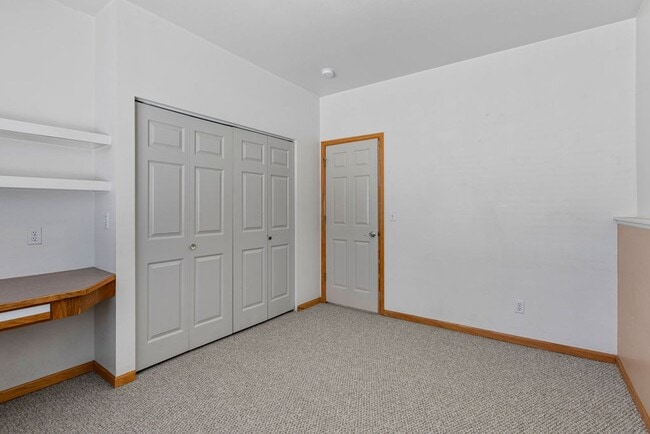 Building Photo - 4 Bedroom Townhome near CSU