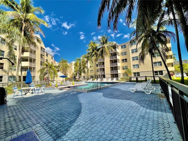 Foto del edificio - 8255 Lake Dr