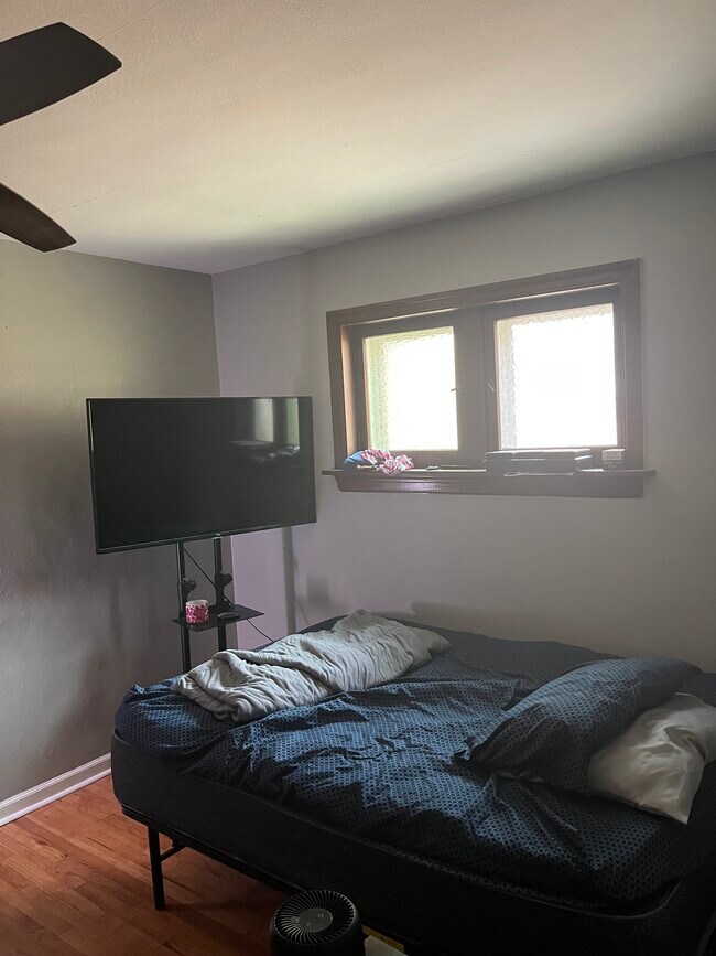Habitación con cama matrimonial y televisor inteligente de pantalla plana. - 6139 Alaska Ave