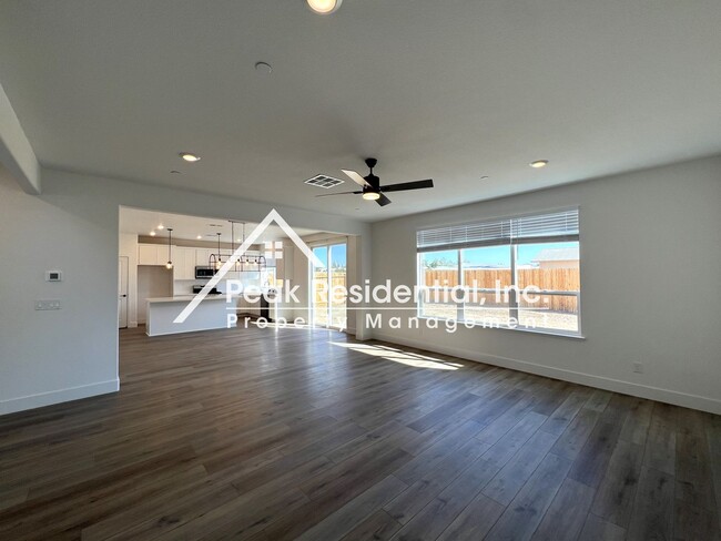 Foto del edificio - Beautiful Brand New Elk Grove 4bd/2.5ba Ho...