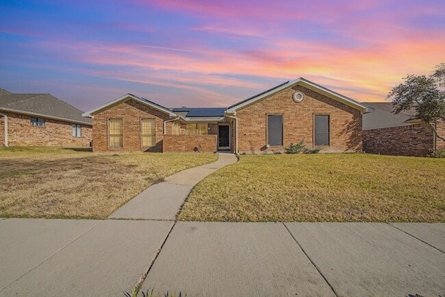 Building Photo - 913 Sandhurst Dr