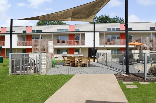 Building Photo - 2200 Dickson Dr