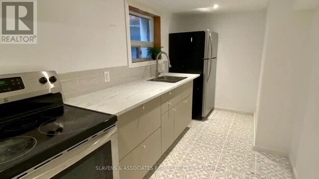 Building Photo - 976 Glencairn Ave