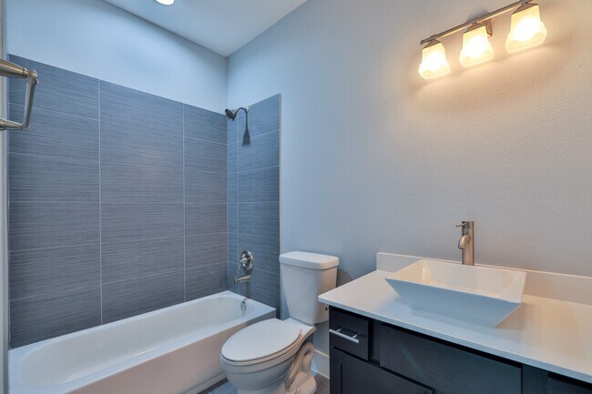 Foto del edificio - 715 W 13th St