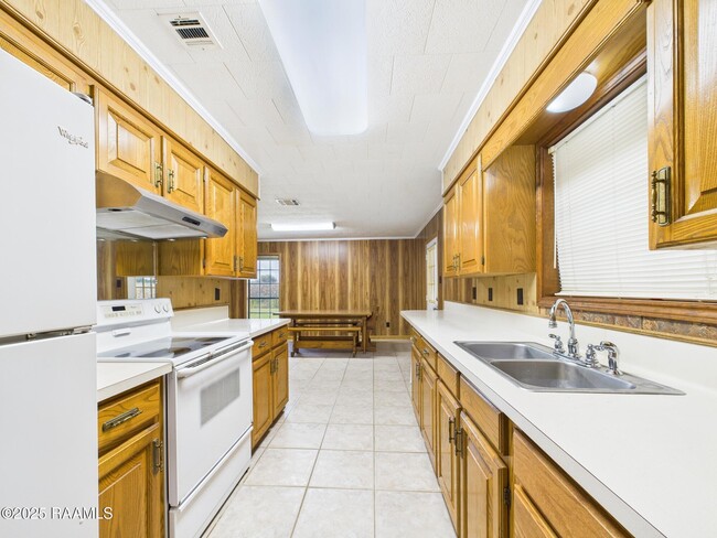 Building Photo - 905 Braquet Rd