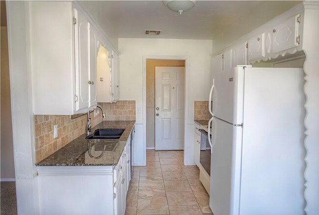 Building Photo - Charming 3-Bedroom / 2-Bathroom Home Next to Ray Trent Park!