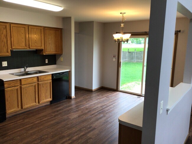 Building Photo - 13843 S Petersburg Dr