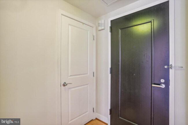 Foto del edificio - 7710 Woodmont Ave