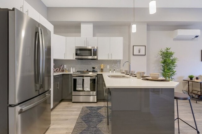 Building Photo - 230 Aurora Cres