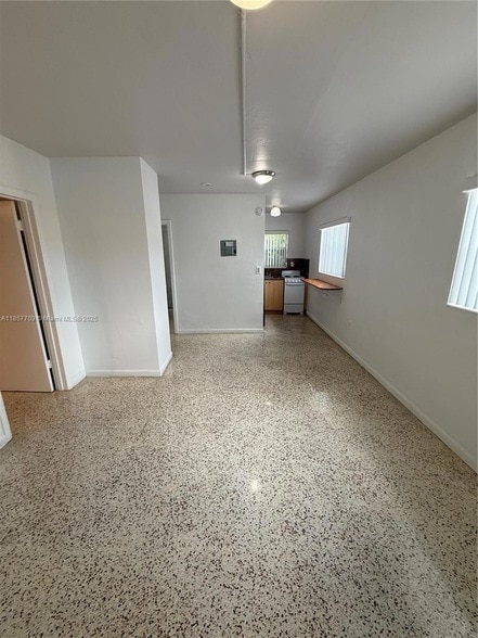 Building Photo - 320 W 10th St