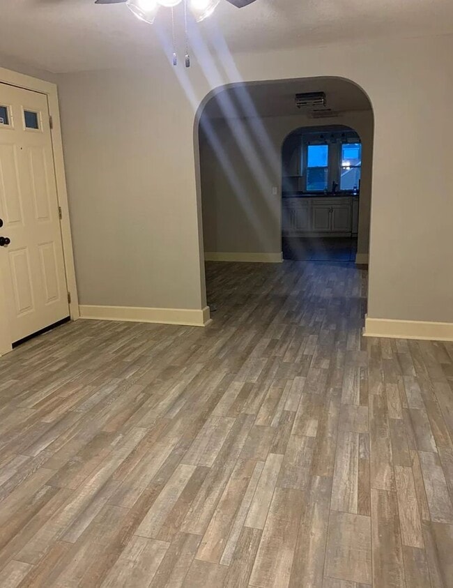 Building Photo - 2 bedrooms, great location!