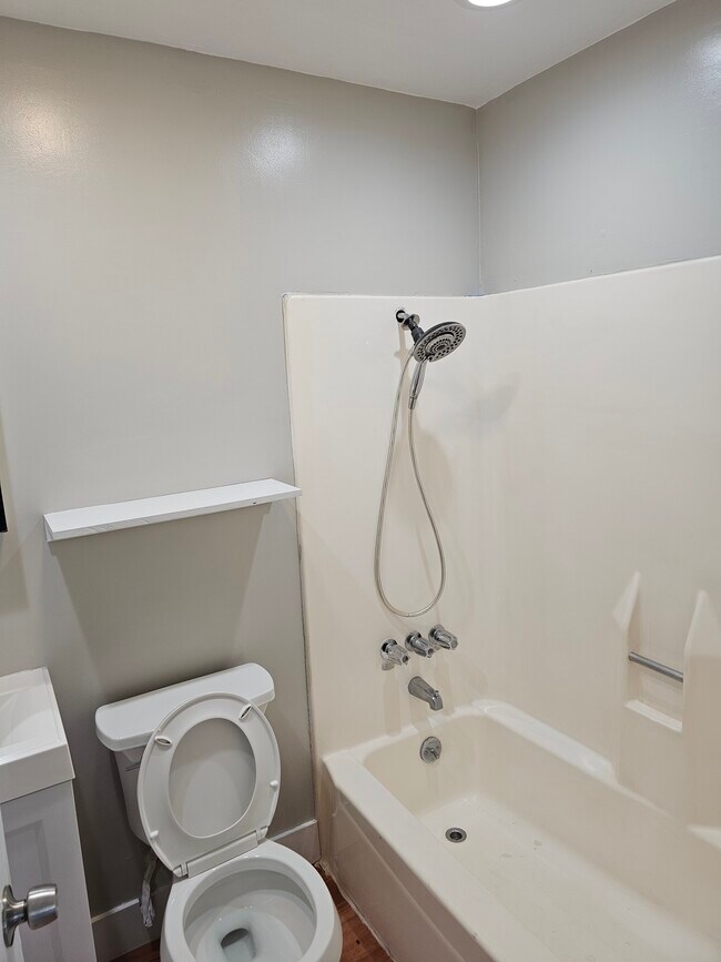 Primary bathroom - 355 Parkview Ter