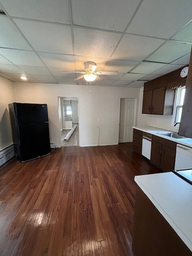 Foto del edificio - 4 bedroom 2 bathroom