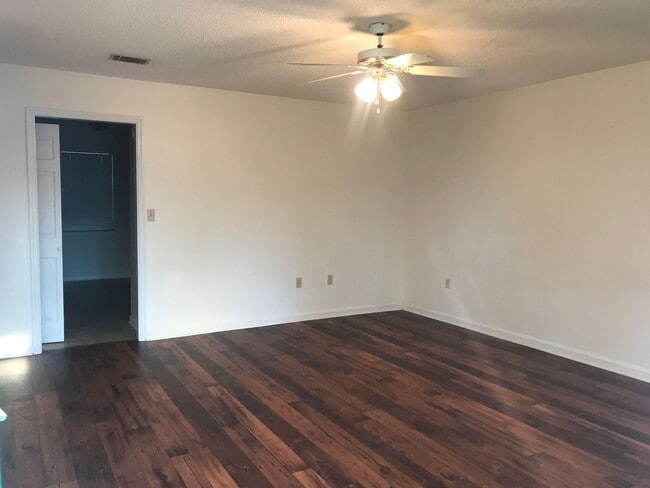 Building Photo - Nice 2 bedroom/2 bath duplex!!!