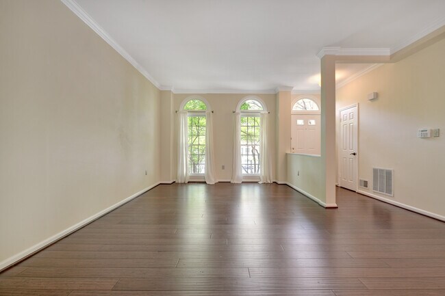 Foto del edificio - 6134 Summer Park Ln