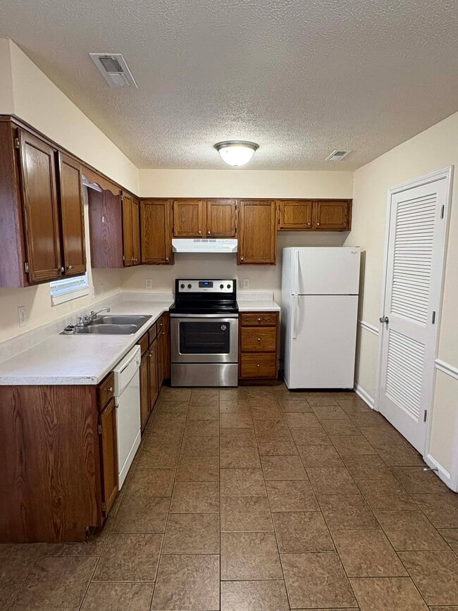 Building Photo - 594 Lost Cir