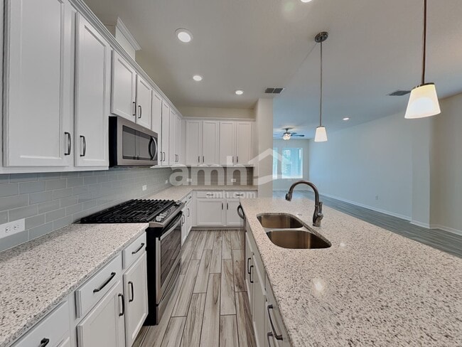 Foto del edificio - 6117 Voyagers Pl