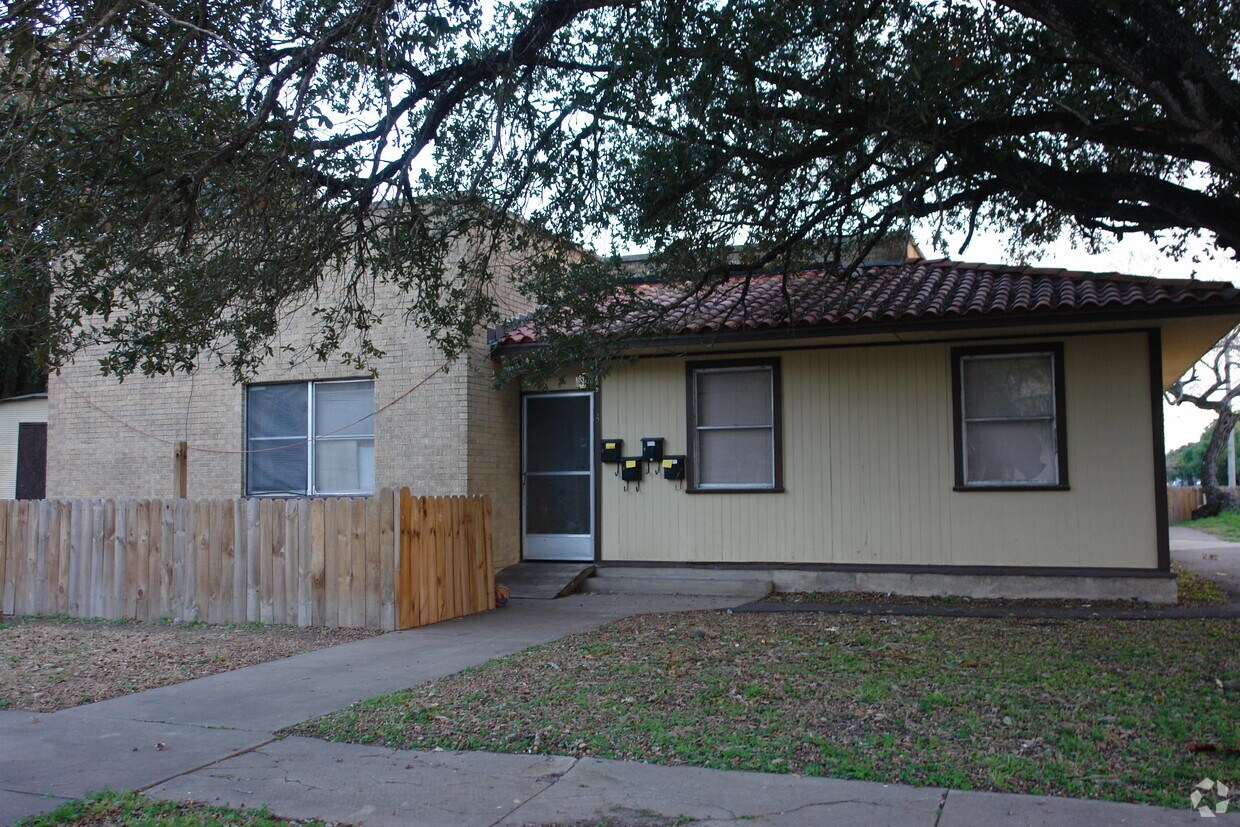 729 W Richard Ave, Kingsville, TX 78363 Apartments in Kingsville, TX