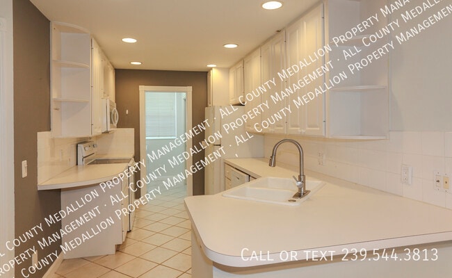 Foto del edificio - 5823 Cove Cir