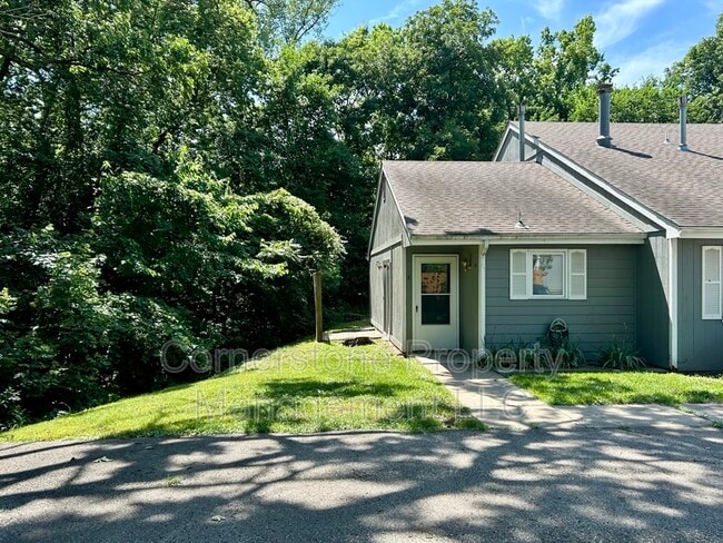 Building Photo - 817 Maple Ln