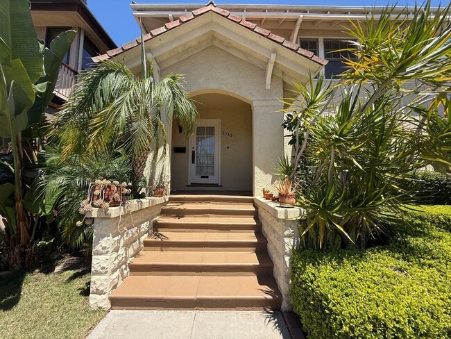 Building Photo - Fabulous Bankers Hill location 3 Bedroom Top-floor duplex unit