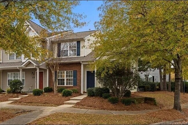 Building Photo - Townhouse