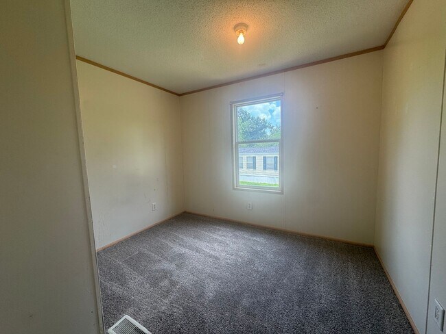 Foto del edificio - Quiet Living: 3-Bedroom Mobile Home Availa...
