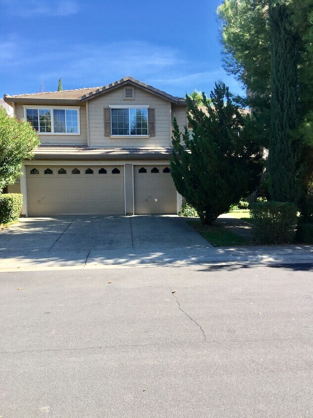 Foto principal - Large, Dog Friendly Rocklin Home with a View!