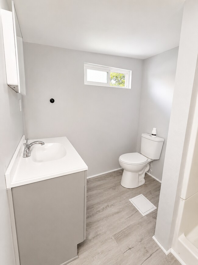 Foto del edificio - Private yard and parking, spacious updated interior. Don't miss out.