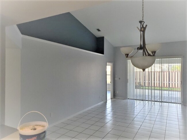 Building Photo - 1749 Royal Cir